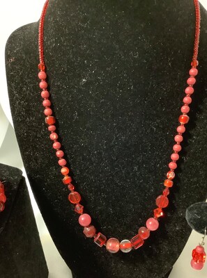 Red beaded set, necklace, bracelet, earrings - image4